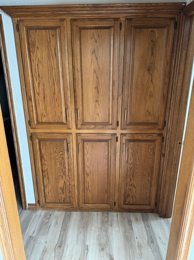 Building Photo - 4 bedroom 2 1/2 bath 3 car garage home