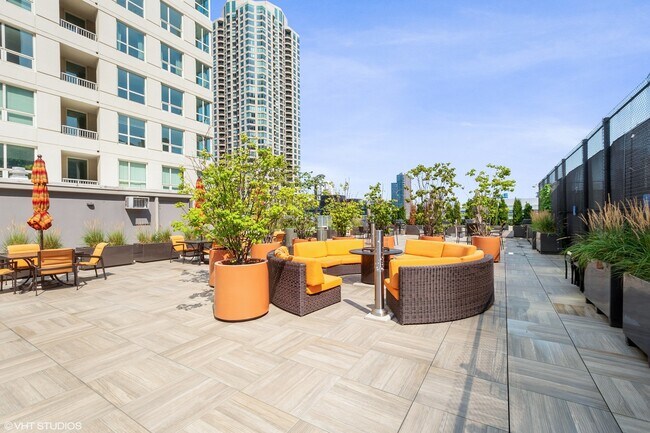 Building Photo - 345 N La Salle Dr