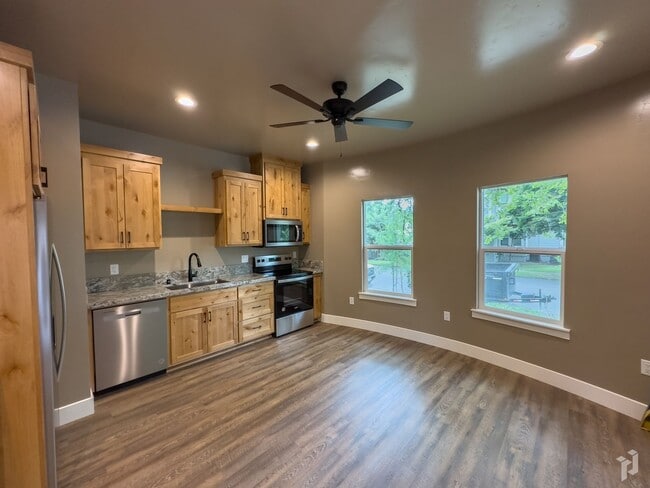 Building Photo - Olive421 / E.4th555- RM