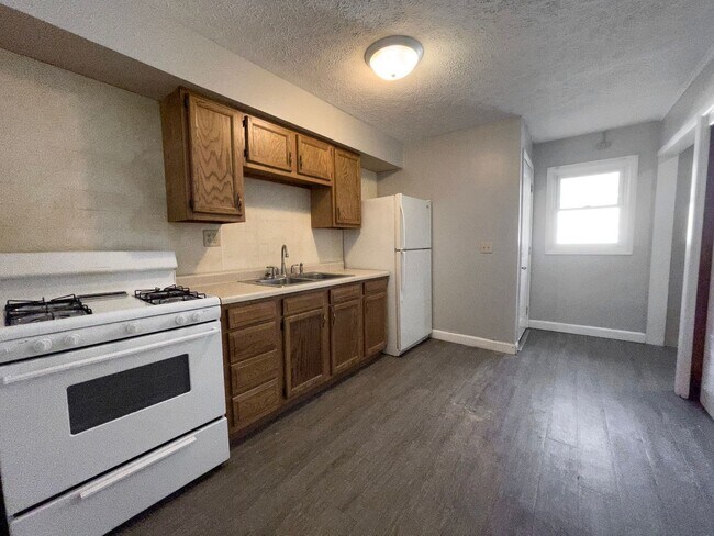 Building Photo - 1900 E 22nd St