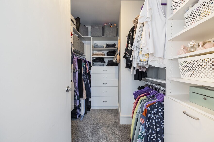 Building Photo - 711 W Grand Ave