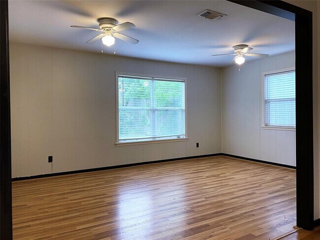 Building Photo - 5242 Beechnut St