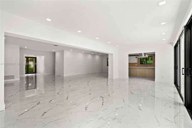 Building Photo - 112 E 1st Ct