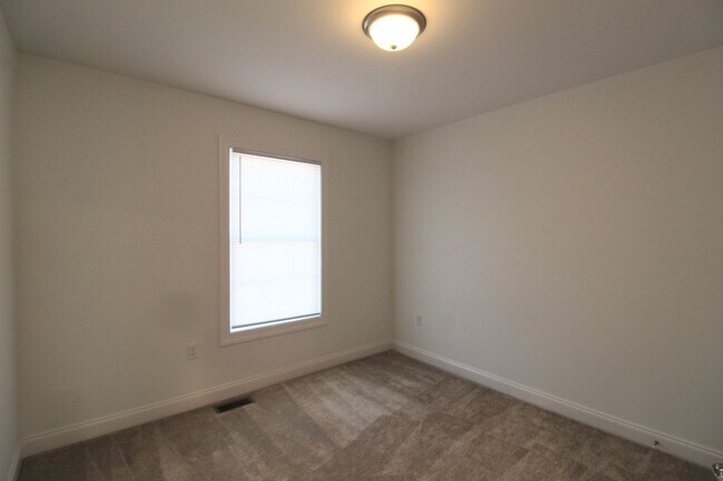Building Photo - 3 Bedroom 2.5 Townhome Available Now!