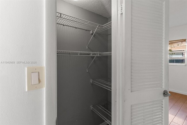 Building Photo - 4140 Woodside Dr