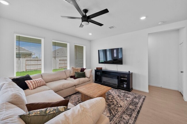 Building Photo - 807 Heaven Dr