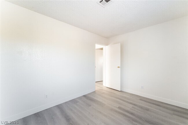 Building Photo - 3645 N Veneer Ln