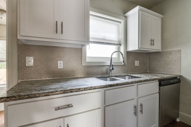 Building Photo - Charming Updated 1-Bedroom Home in Great L...