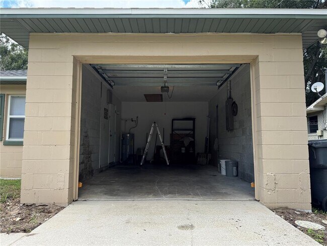Building Photo - 215 Pinehurst Dr