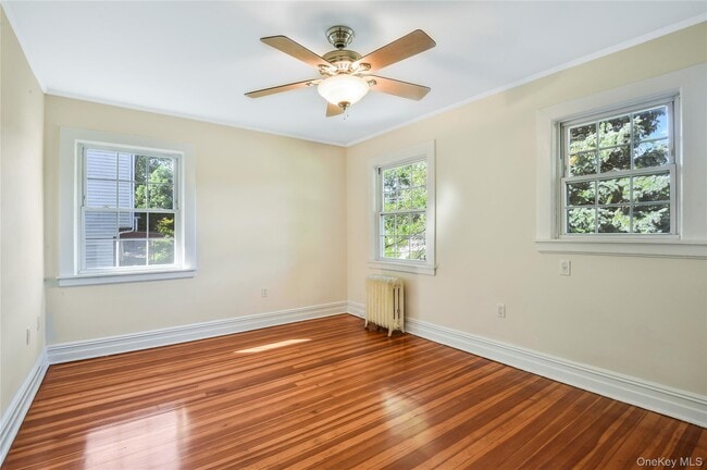 Building Photo - 806 Pelhamdale Ave