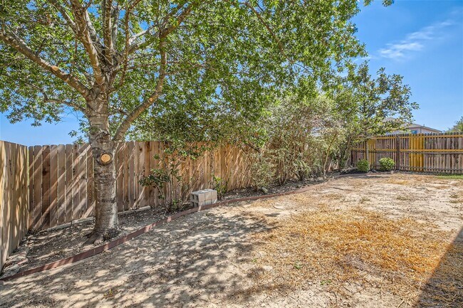 Building Photo - Move in ready!!  3 bedroom plus office!!