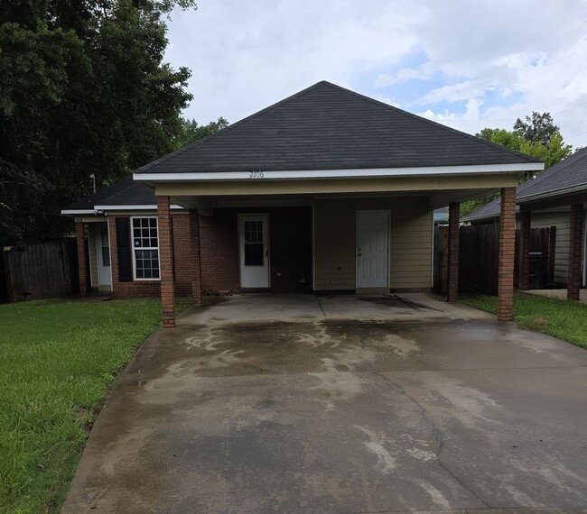 Building Photo - A Great Starter Home Just For YOU!