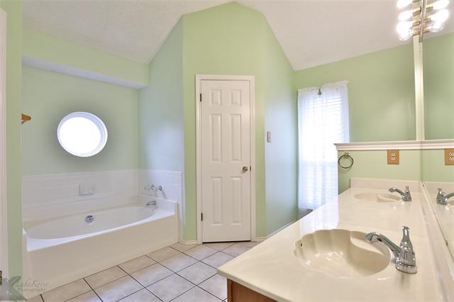 Building Photo - 2965 Red Oak Cir