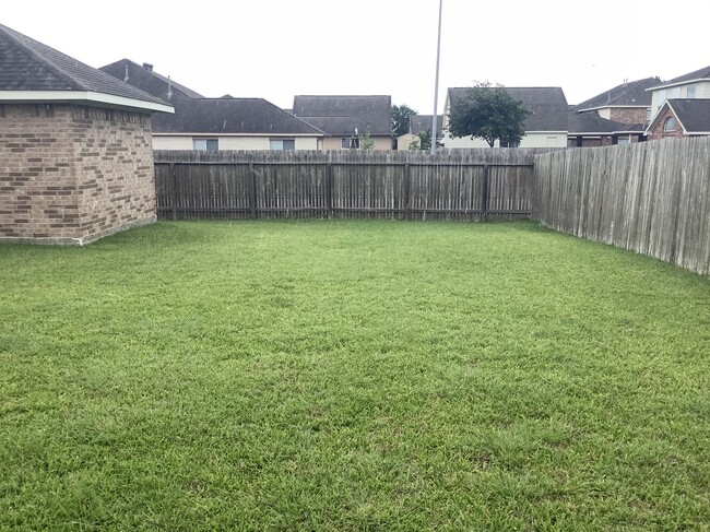 Backyard flat for children and pets - 11502 Grimes Ave