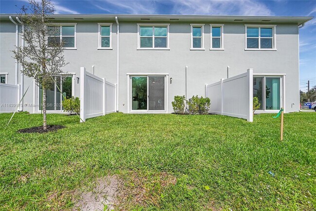 Building Photo - 4548 Hollister Ave