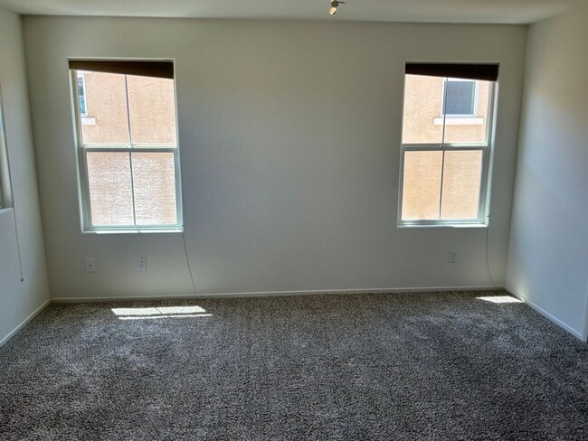 Building Photo - 2 Story detached home 3 bedrooms 2.5 bathrooms 2 car garage