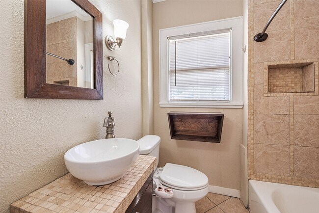 Building Photo - 2611 Rosewood St