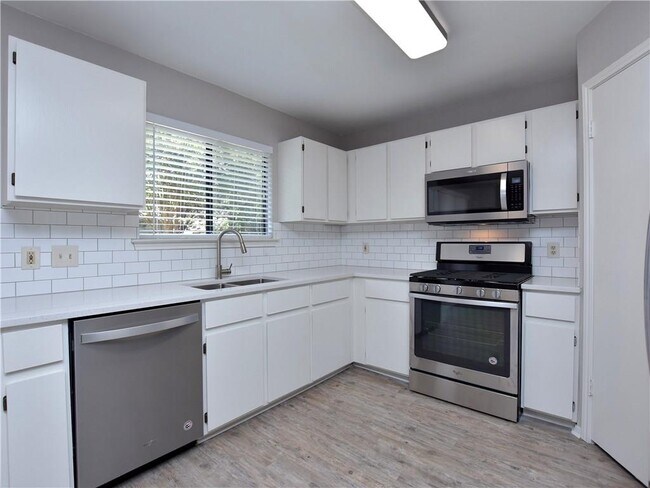 Building Photo - 802 Primrose Ln