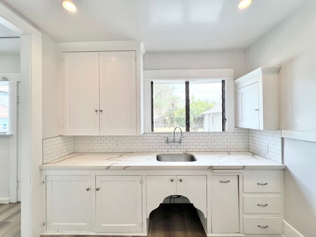 Building Photo - Charming Rose Park Home | 3 Bedrooms | In-...