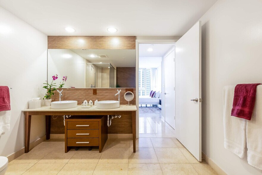 Building Photo - 485 Brickell Ave