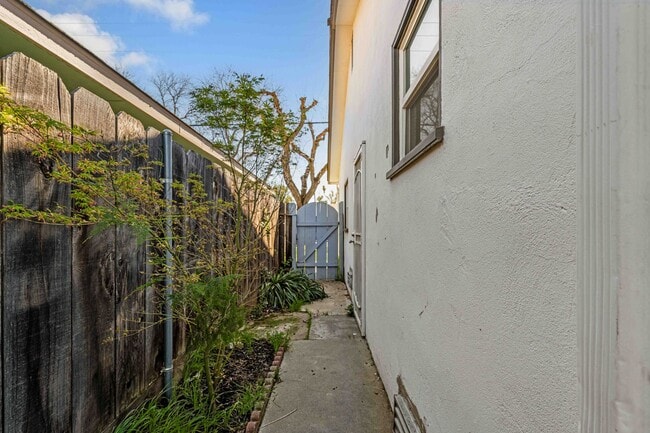 Building Photo - 1415 W Roseburg Ave