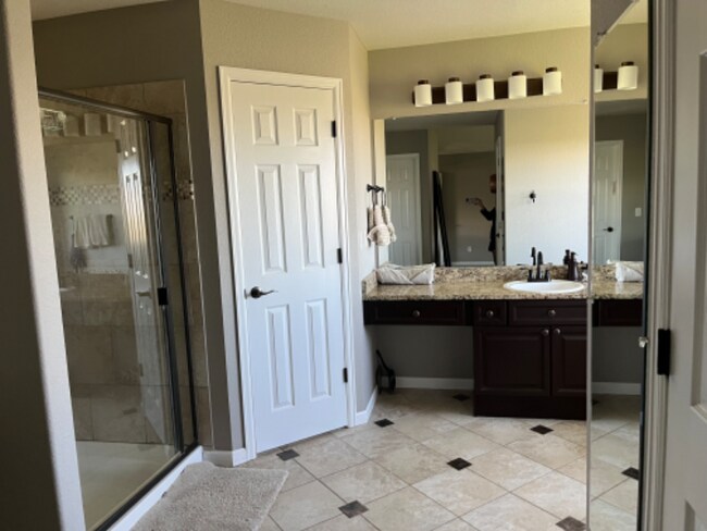 Building Photo - 541 Rita Pl