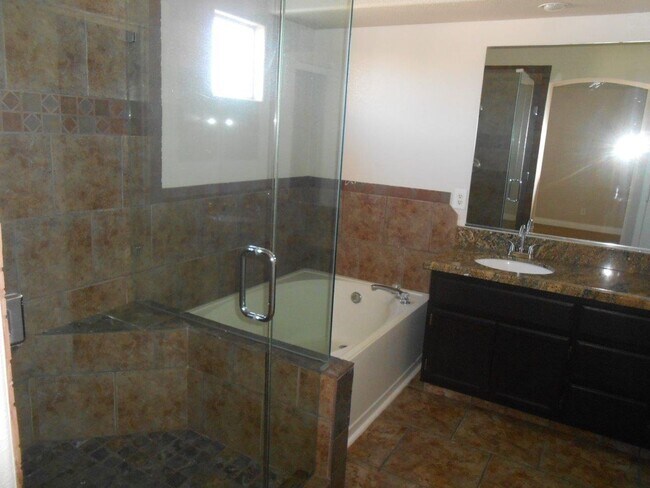 Building Photo - Great 2 Story Home in the NW