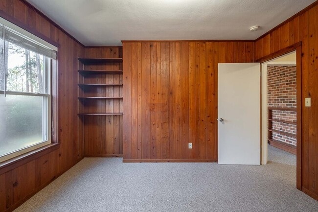 Building Photo - 2818 Lakeshore Dr