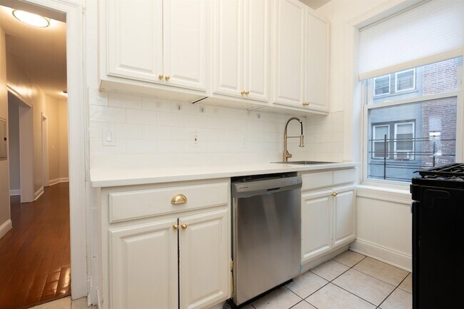 Building Photo - 565 Bergen Ave