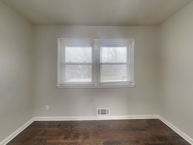 Building Photo - Updated 3 Bed Home with Granite Kitchen, Fenced Yard & Garage