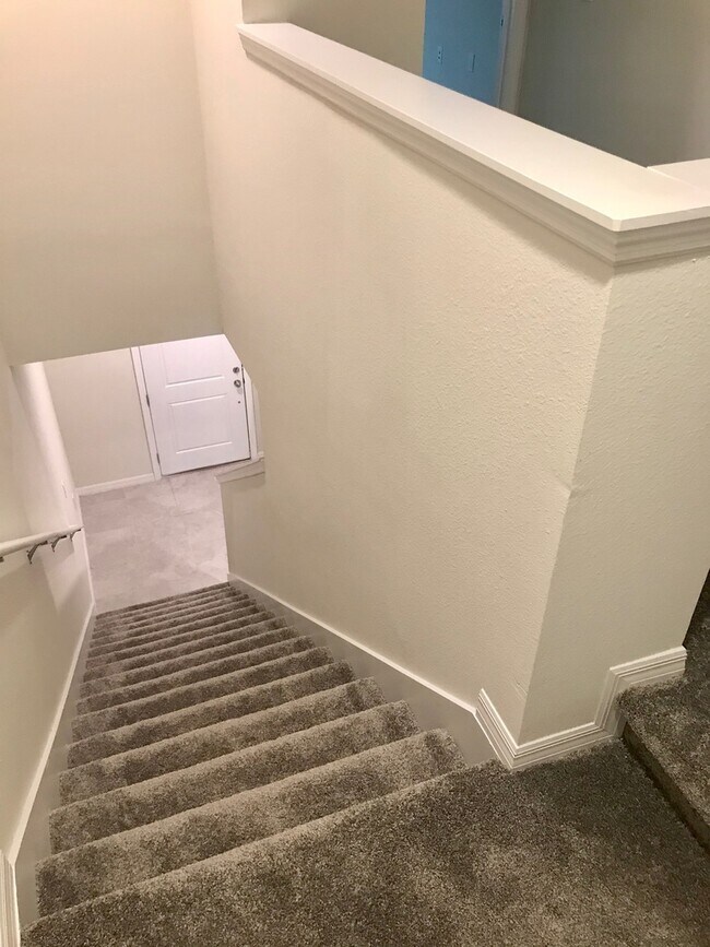 Building Photo - Energy Efficient 3/3 Townhome w/ 2 Car Gar...