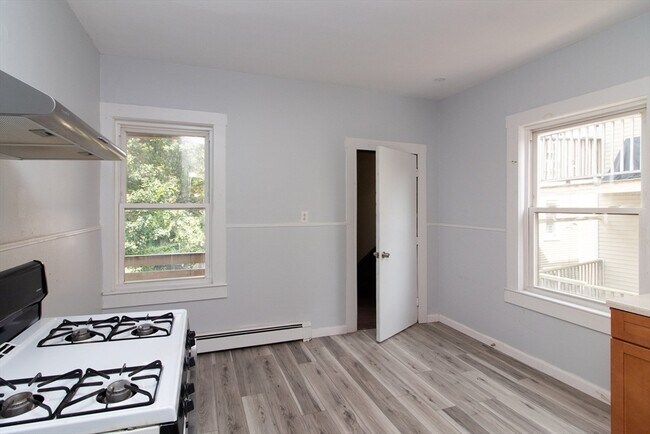 Building Photo - 212 Boylston St