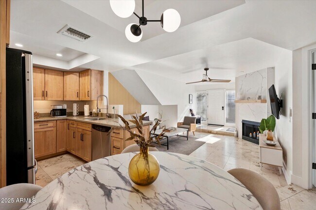 Building Photo - 1820 E Morten Ave