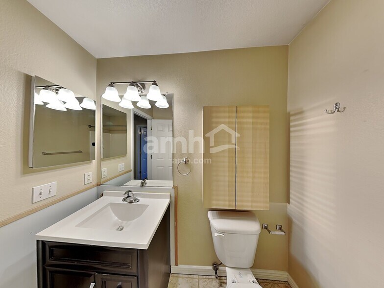 Building Photo - 4096 Netherland St