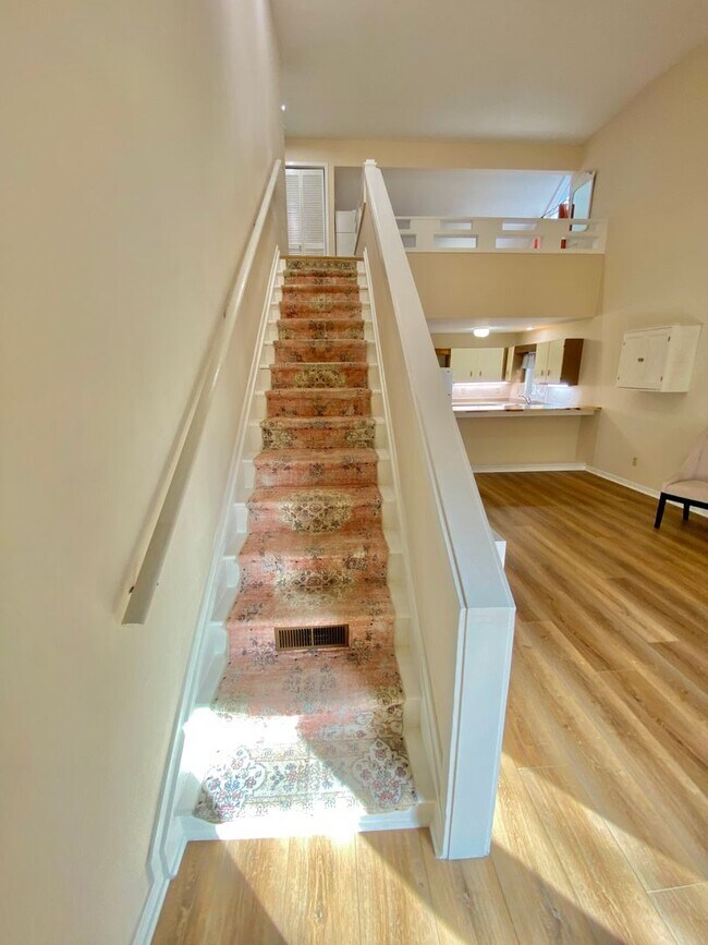 Building Photo - Townhome Style Loft Condo Gated Marina Community + Utilities Included!