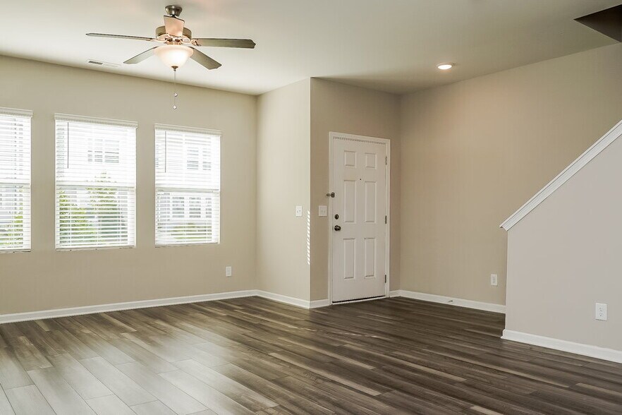Building Photo - 544 Landing View Dr