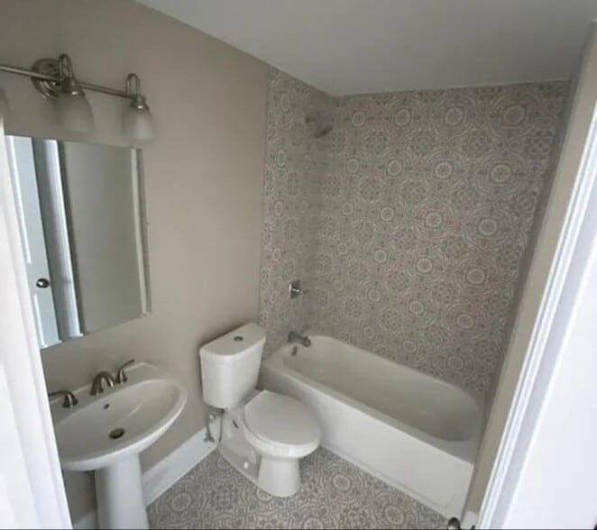 Building Photo - 915 N Rocheblave St