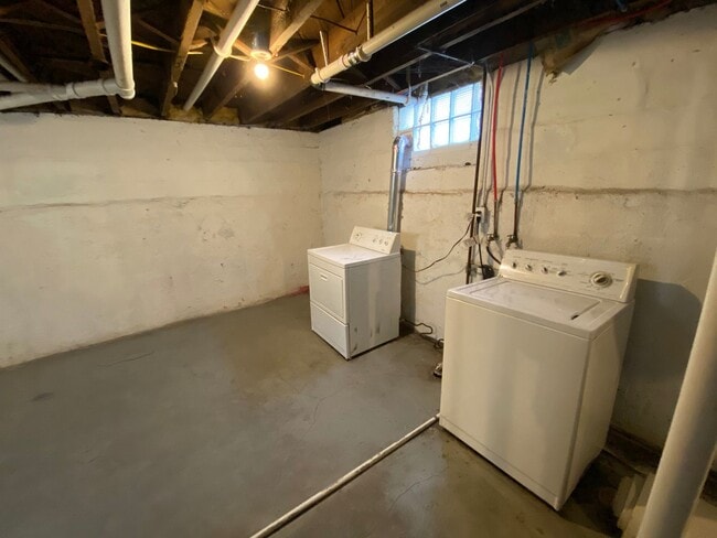 Building Photo - 3 Bedroom, 1.5 Bath Single Family Home Available Now!