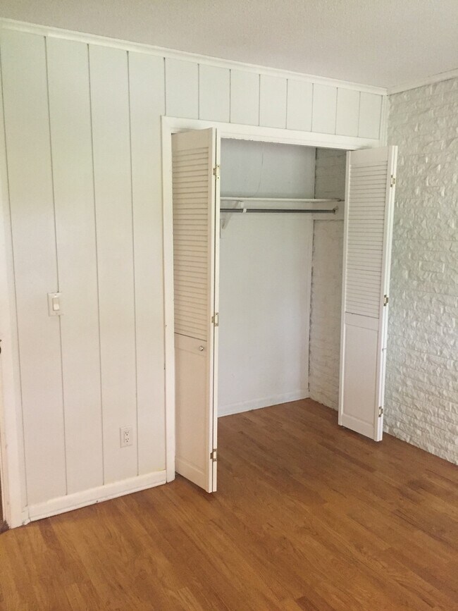 Building Photo - Gorgeous 2 Bedroom, 1.25 Bath Townhouse near UIHC