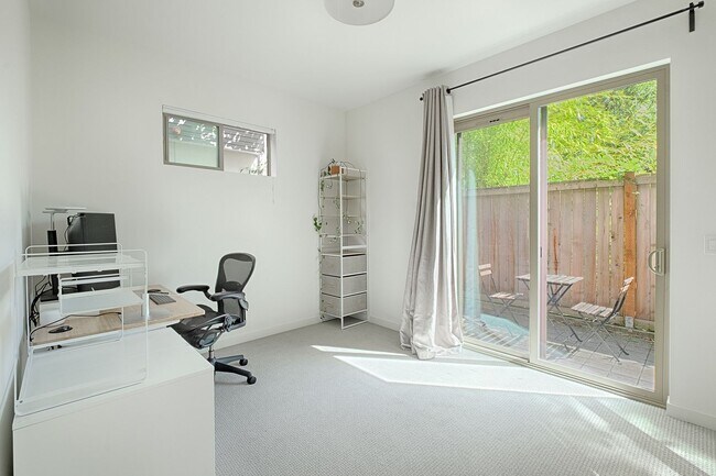 Building Photo - Impeccable Designer Townhome