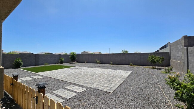 Building Photo - Newly built home with loads of space and S...