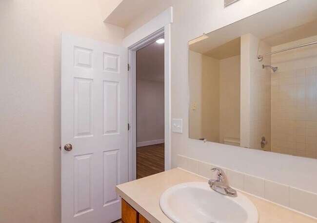 Building Photo - 4 Bed, 2 Bath Duplex Next to EWU!