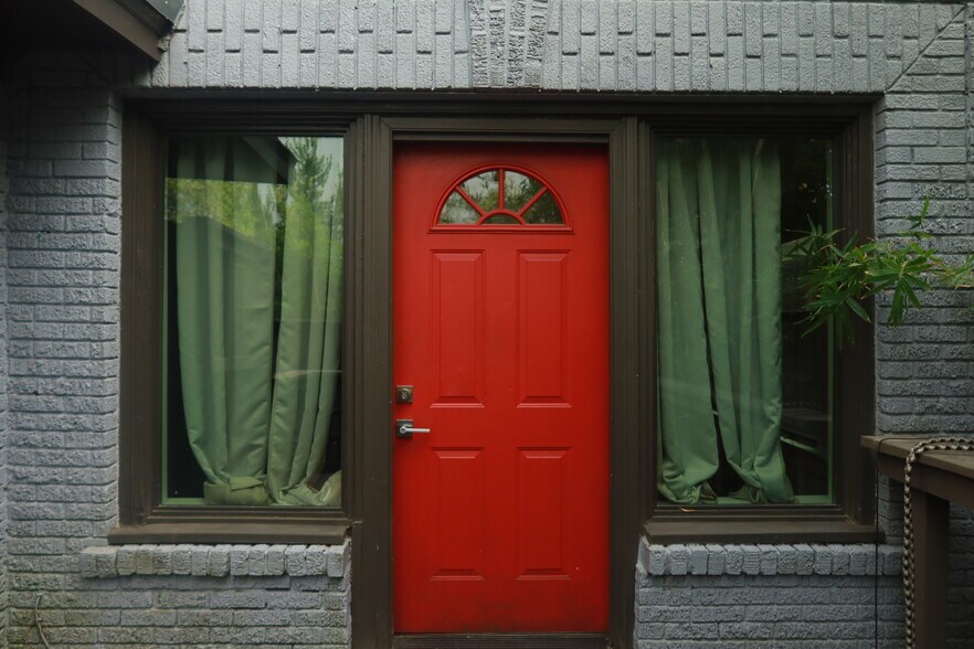 Building Photo - 301 W Clay St