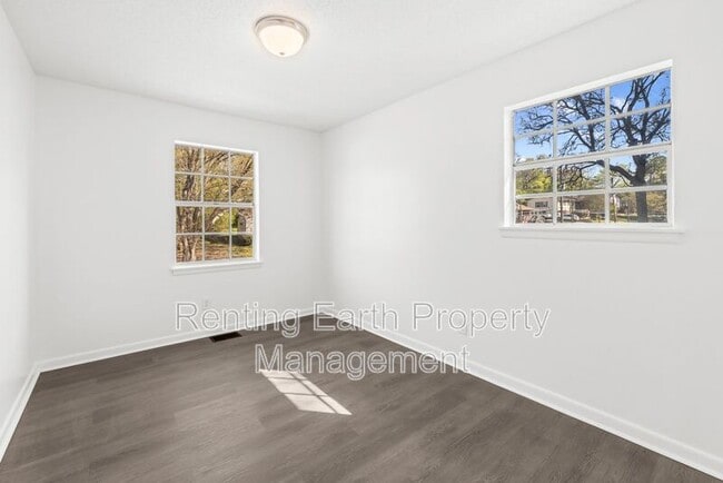 Building Photo - 2836 Creek Ln NE