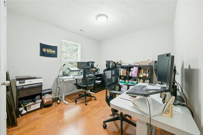 Building Photo - 983 Aspen Dr