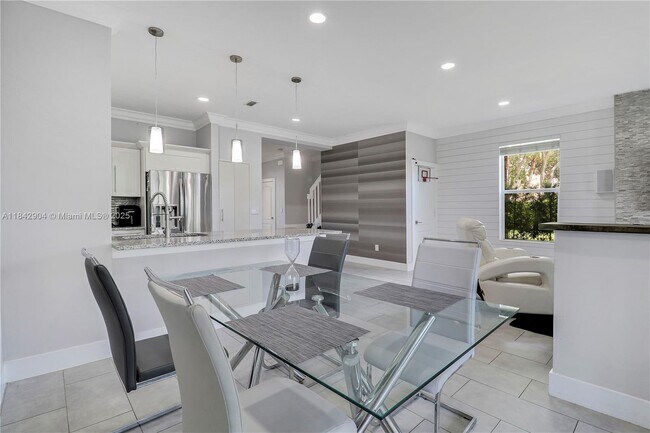 Building Photo - 6047 Seminole Gardens Cir