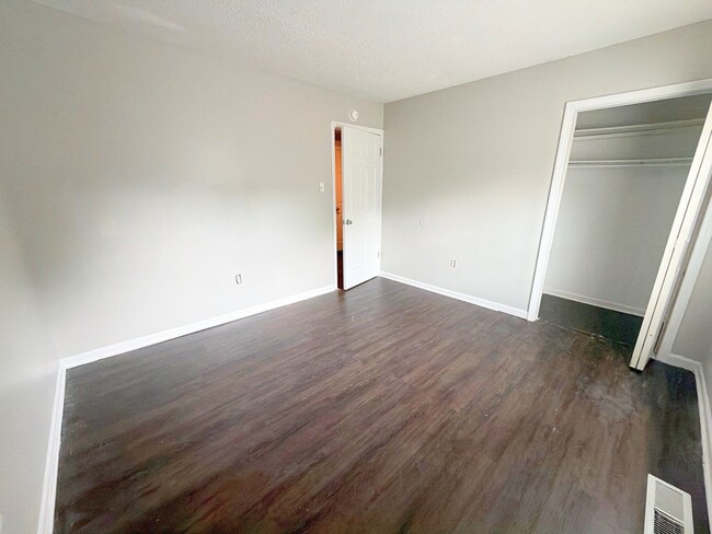 Building Photo - Beautifully Renovated 2 Bed / 1.5 Bath Townhome – Move-In Ready!