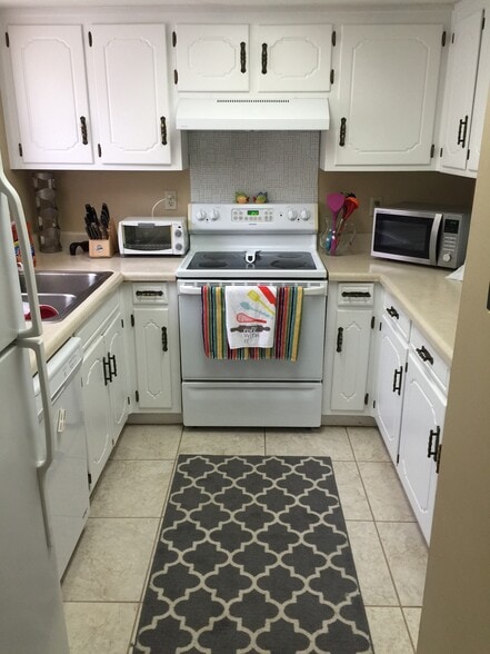 kitchen - 405 Brown Rd