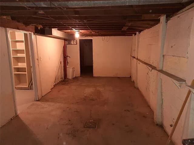 Garage - 1461 E 66th Ter