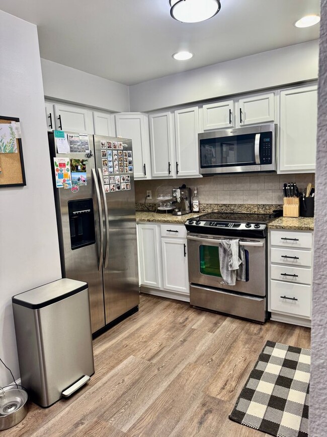Building Photo - Gorgeous 2 Bedroom/2 Bath Condo